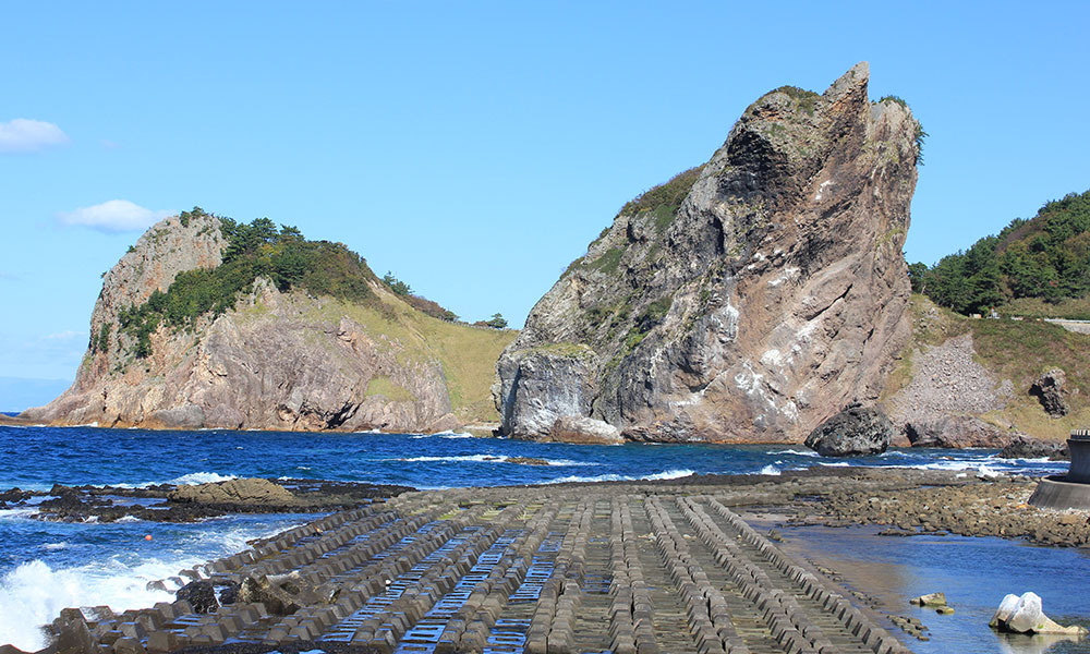 津軽海峡に突き出した願掛岩