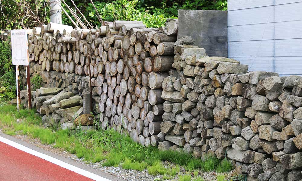 材木と材木石が入り混じる石垣